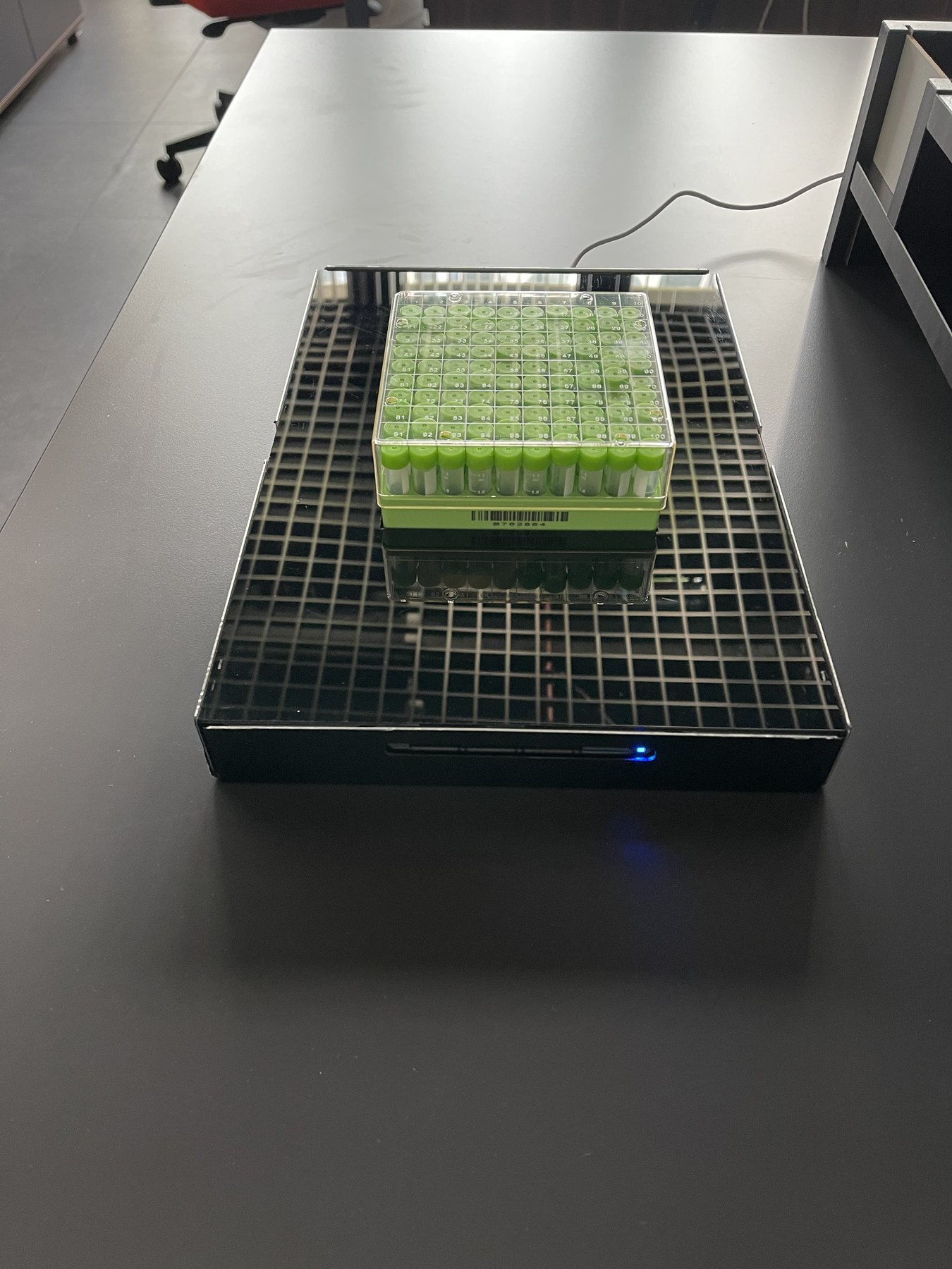 GE-SCAN prototipi: kapalı tarama kutusu üzerinde 10×10 vial kutusu