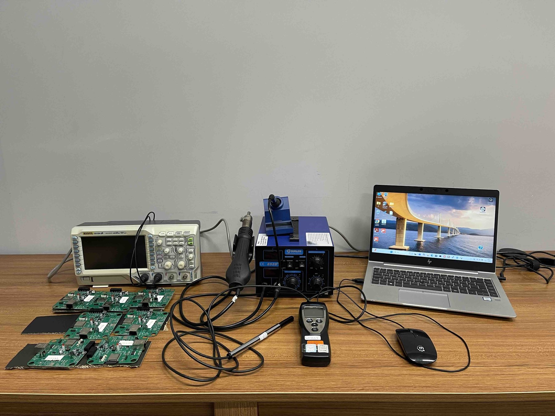 Teknopark İstanbul elektronik geliştirme tezgâhı: osiloskop, lehim istasyonu ve test düzeneği
